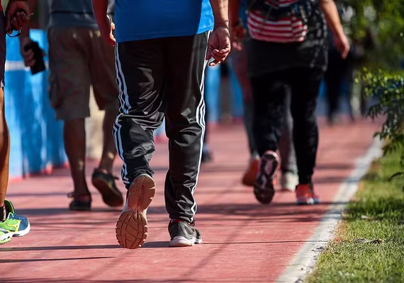 Andar mais de 3 mil passos por dia pode ajudar a frear a progressão do Alzheimer