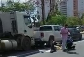 Carreta perde o freio e colide em moto e mais veículos na Avenida Fernandes Lima: veja o vídeo
