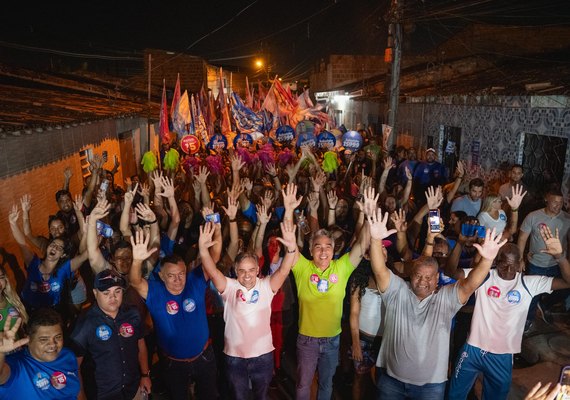 Rafael Brito destaca transporte gratuito em caminhada pelos conjuntos Rosane Collor e Colina 2