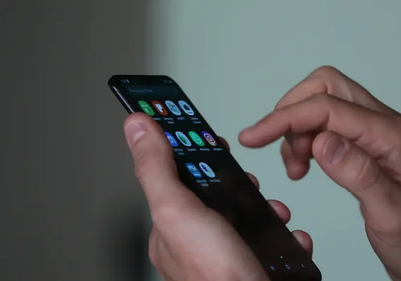 Golpe digital mira segurados com falso app de reembolso do INSS