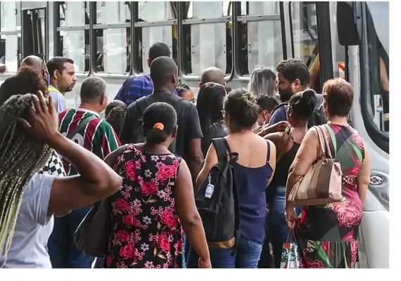 Desemprego mais longo cai 21,7% e é o menor já registrado pelo IBGE