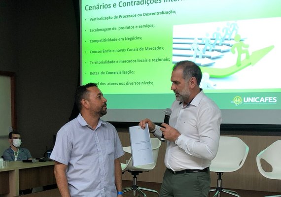 Unicafes Nacional entrega documento de políticas públicas futuras voltadas ao cooperativismo à federação alagoana