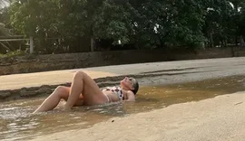 Glória Pires exibe dias de descanso em praias de Alagoas