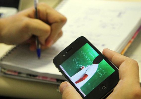 Com digitalização de salas de aula, pandemia acentua exclusão escolar