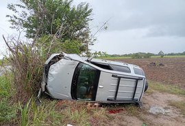 Motorista morre após carro capotar na Av. Cachoeira do Meirim, em Maceió