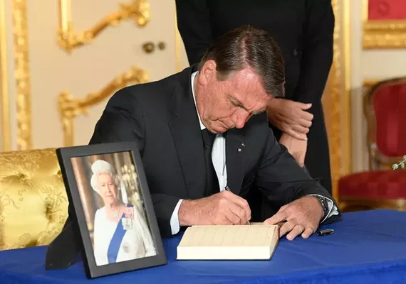 Discurso de Bolsonaro em viagem para funeral de Elizabeth II é criticado pela imprensa internacional