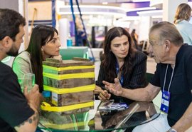 Giovanna Antonelli visita estande do Sistema Faeal no evento NEON 2026