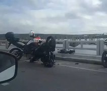 Acidente deixa motociclista com múltiplas fraturas na Ponte Divaldo Suruagy