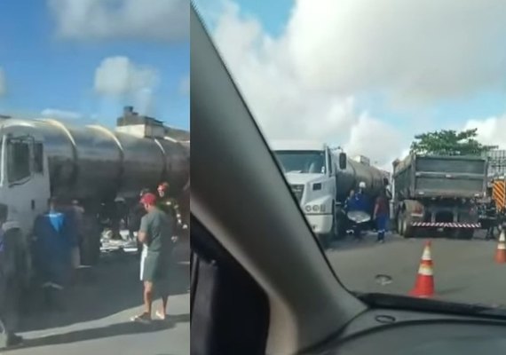 Colisão entre caminhão e carreta travam trânsito no Clima Bom