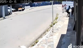 Câmeras flagram tentativa de roubo contra estudantes no Poço, em Maceió