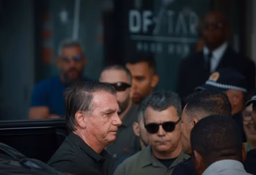 Bolsonaro sai de prisão domiciliar pela primeira vez para remover lesões na pele
