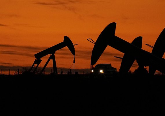 Petróleo ultrapassa US$ 100 por barril em meio à escalada de tensões