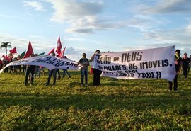 Oitocentas mulheres do MST invadem fazenda de João de Deus em Goiás