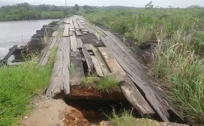 Ponte que liga Penedo a Feliz Deserto é destruída pela chuva