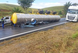 Médica e estudante de medicina morrem após carreta tombar sobre veículo em Alagoas