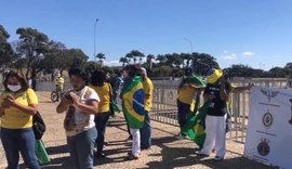 Manifestantes bolsonaristas pedem fechamento do STF e Congresso