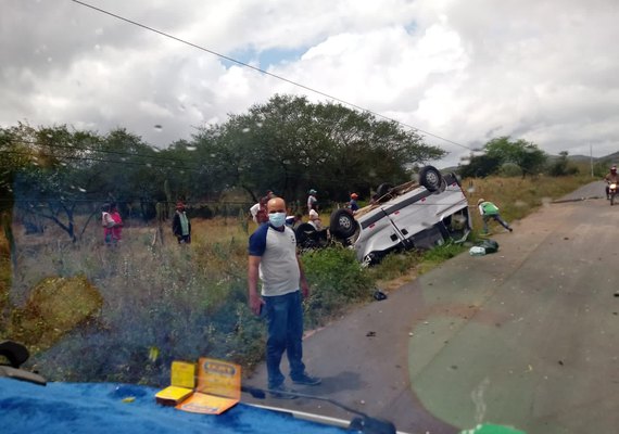 Van capota e deixa catorze feridos em São José da Tapera