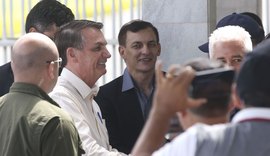 Bolsonaro vai a lotérica apostar na Mega da Virada