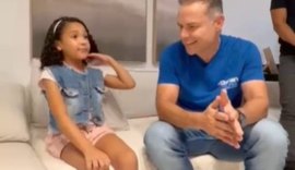 Renan Filho conhece criança que viralizou falando inglês e exalta educação pública