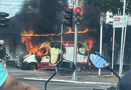 Ambulância do Samu pega fogo após explodir na Avenida Fernandes Lima; veja vídeo