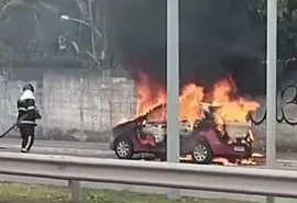 Carro é destruído por incêndio próximo à Ufal, em Maceió