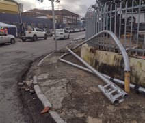 Rompimento de tubulação da BRK derruba poste e interdita via em Maceió