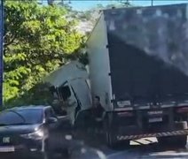 Acidente envolvendo caminhão é registrado em rodovia em Satuba