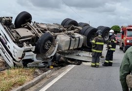 Carreta carregada de pó de cerâmica capota e deixa homem ferido