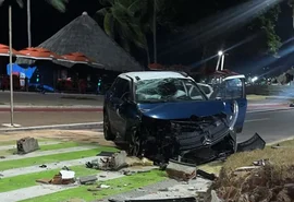 Carro capota na madrugada e fica destruído no bairro da Jatiúca