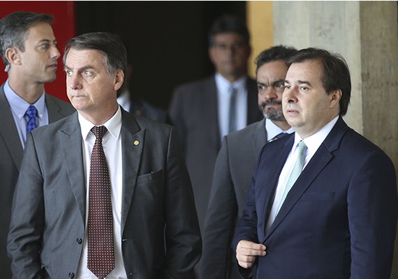 Bolsonaro diz que Maia é culpado pela perda da MP do 13º do Bolsa Família