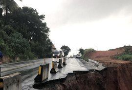 Asfalto cede e forma cratera em trecho da BR 101, no interior de Alagoas