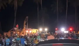 Adolescente morre ao ficar preso às ferragens após caçamba tombar sobre van escolar