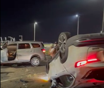 Colisão entre dois carros no Pontal da Barra deixa vítimas feridas e trânsito interrompido