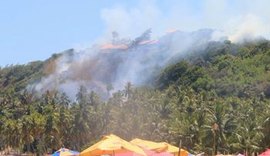 Incêndio em vegetação se alastra e atige pousada no litoral Norte