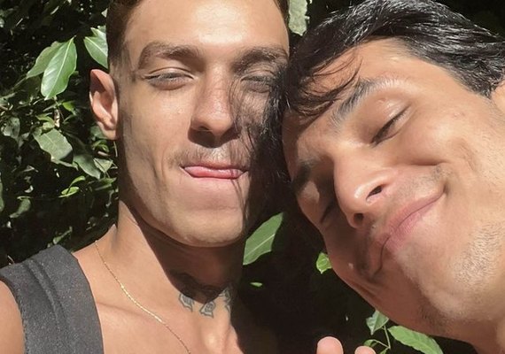 Irmão de MC Cabelinho exibe aliança do namoro com o tio de Tata Werneck