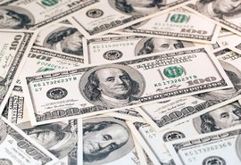Dólar fecha a sexta em baixa, mas o mês em alta