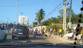 Moradores de Guaxuma bloqueiam parcialmente AL-101 Norte em protesto nesta segunda (27)