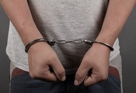 Jovem denunciado por violência doméstica é preso em flagrante por tráfico de drogas