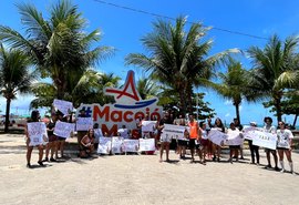 Amigos e tutores do cachorro Apollo fazem protesto em Maceió após eutanásia do animal