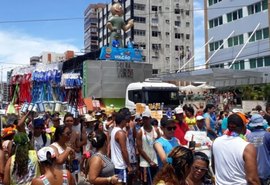 Bloco Vulcão arrasta multidão pela orla de Maceió