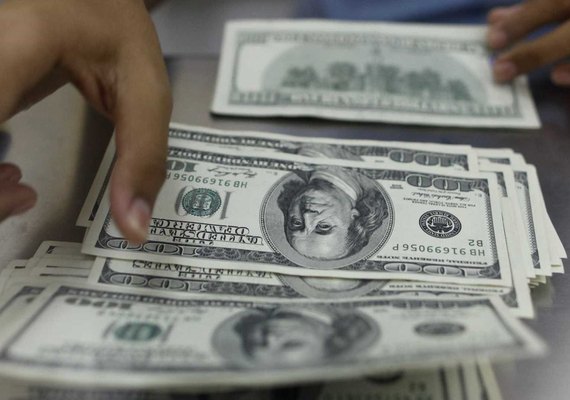 Dólar deve voltar a oscilar na próxima semana, afirmam analistas