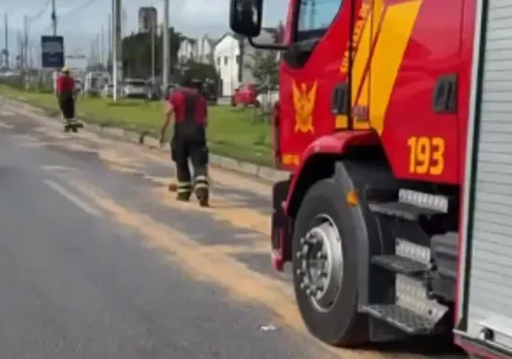 Vazamento de óleo interdita trecho da Avenida Menino Marcelo e gera caos no Antares