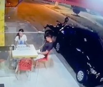 Adolescentes são autuados por roubo em restaurante na Pajuçara; veja o vídeo