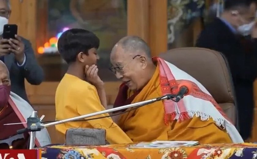 Jornal de Alagoas - Dalai Lama beija menino na boca e pede desculpa após vídeo viralizar; assista