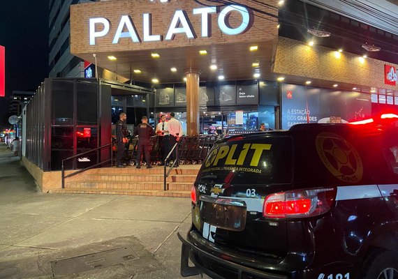 Homem é preso ao tentar furtar carne em supermercado da Ponta Verde