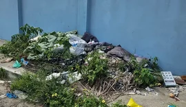 Descaso: acúmulo crônico de lixo na porta de escola gera revolta no bairro do Poço
