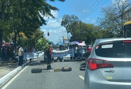 Profissionais do Hospital Veredas bloqueiam via, em Maceió, em protesto contra salários atrasados
