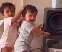 Mãe raspa cabelo de filhas gêmeas para evitar puxões e vídeo viraliza; veja