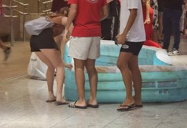 Cinema faz promoção de pipoca e público leva tanquinho, caixa d'água e até piscina inflável