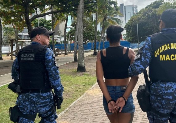 Mulher é presa por tráfico durante operação na Orla da Pajuçara